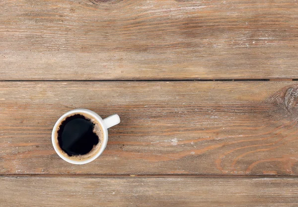 Kopje koffie op houten tafel, bovenaanzicht — Stockfoto