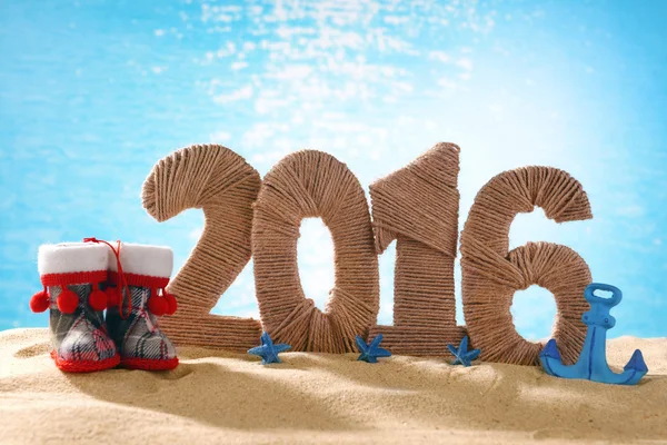 새 해 2016 바닷가 모래에 서명 — 스톡 사진