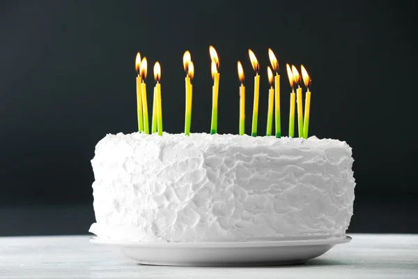 Bolo de aniversário com velas — Fotografia de Stock