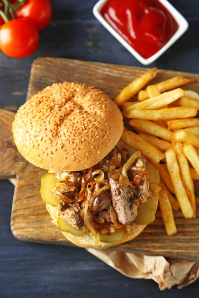 Lezzetli hamburger ve patates kızartması. — Stok fotoğraf