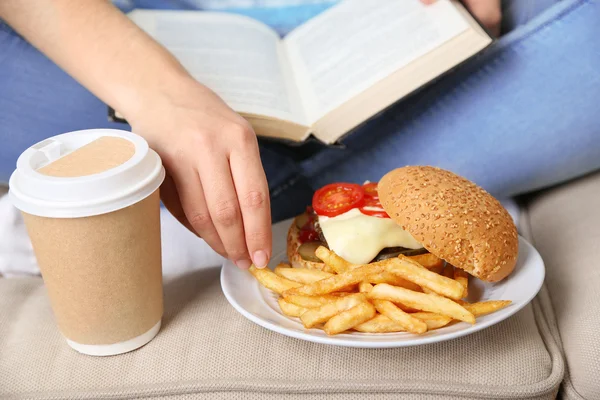 Woman with unhealthy fast food — Stock Photo, Image