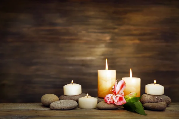 Hermosa composición con velas y piedras de spa — Foto de Stock