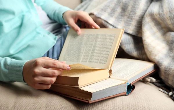 Jeune femme lisant un livre, gros plan — Photo