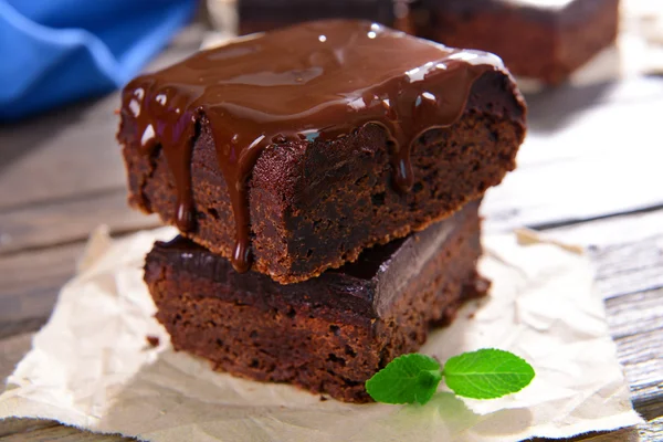 Deliciosos bolos de chocolate na mesa — Fotografia de Stock