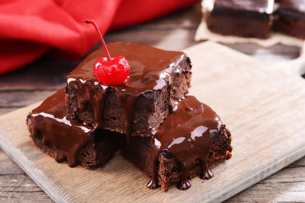 Deliciosos pasteles de chocolate en la mesa — Foto de Stock
