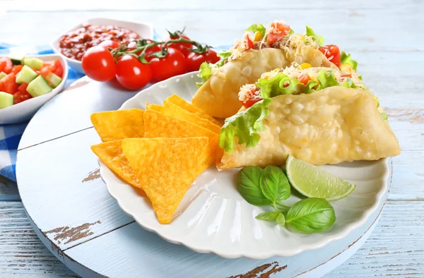 Cips cips ve sebzeler lezzetli taco — Stok fotoğraf