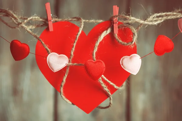 Яркие сердца висят на веревке — стоковое фото