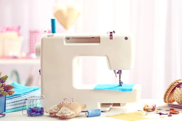 Máquina de costura na mesa — Fotografia de Stock