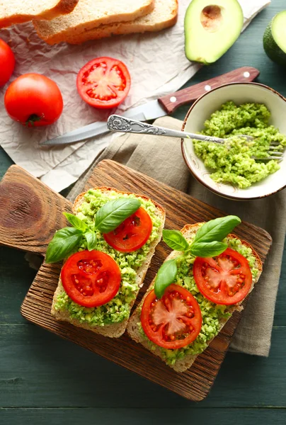 Vegan sandwich with avocado and vegetables — Stock Photo, Image