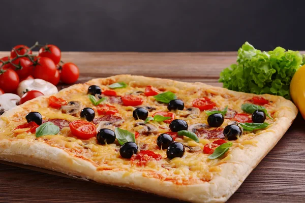 Leckere hausgemachte Pizza — Stockfoto