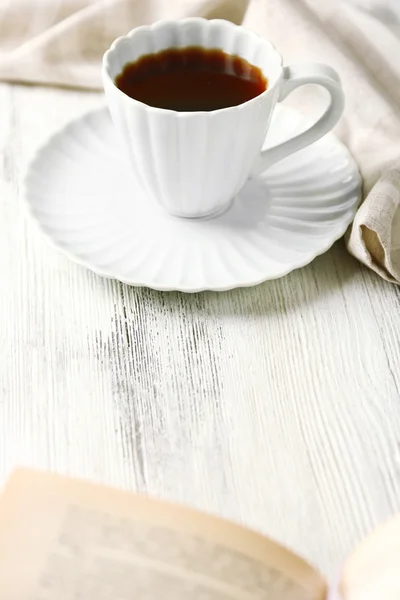 Nature morte avec tasse de café et livre — Photo