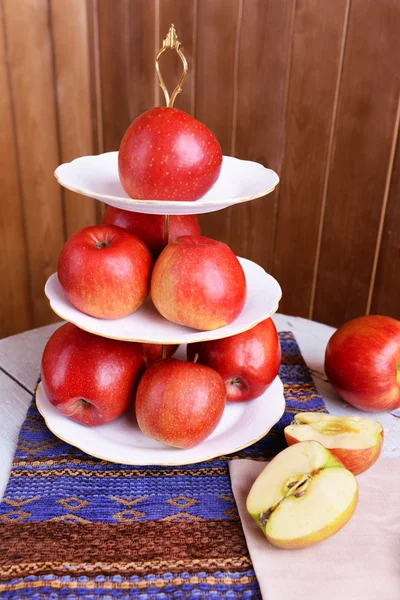 Leckere reife Äpfel auf Serviertablett — Stockfoto