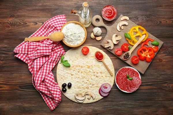 Ingredienser för matlagning pizza på träbord — Stockfoto