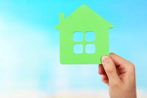 Feminino mão segurando casa — Fotografia de Stock