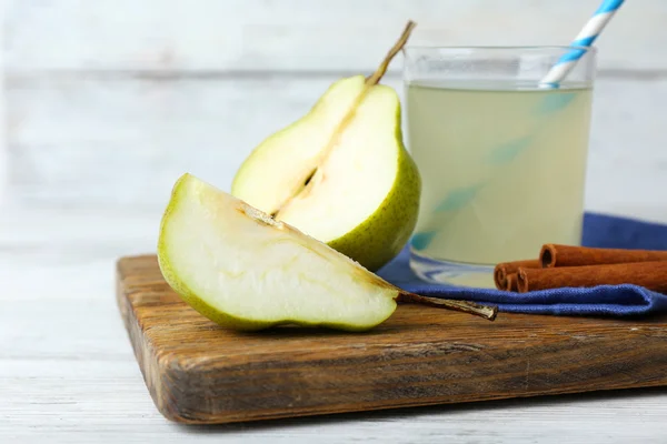 Birnensaft mit frischen Früchten — Stockfoto