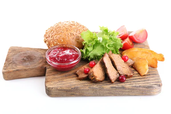 Carne de res con salsa de arándanos, rodajas de patata asada y bollo —  Fotos de Stock