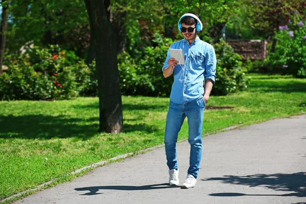 Mann läuft mit Kopfhörern im Park — Stockfoto
