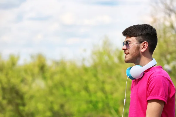 Man met hoofdtelefoon buiten — Stockfoto