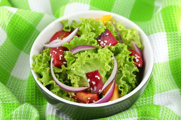 Schüssel mit frischem grünen Salat — Stockfoto