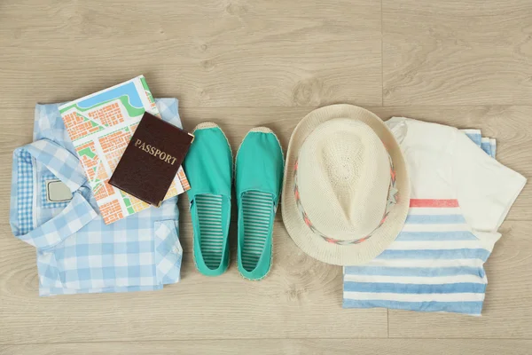 Summer vacation clothes, shoes and hat on wooden background — Stock Photo, Image