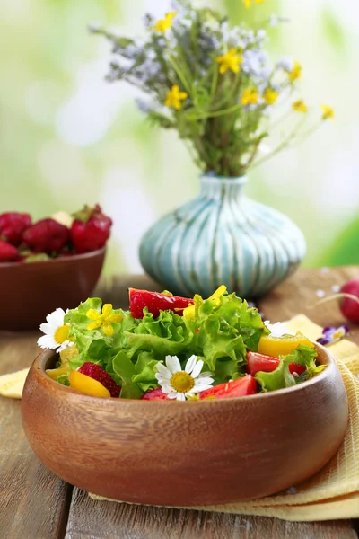 Ensalada orgánica ligera con flores, de cerca — Foto de Stock