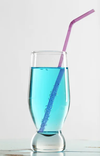 Glas water op tafel — Stockfoto