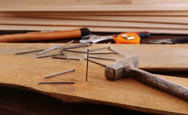 Lugar de trabajo con herramientas de construcción — Foto de Stock