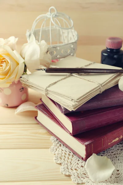 Rosas frescas con libro antiguo — Foto de Stock