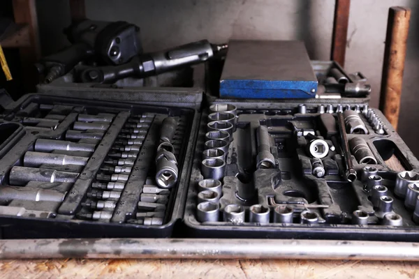 Diversi strumenti sul posto di lavoro in garage — Foto Stock