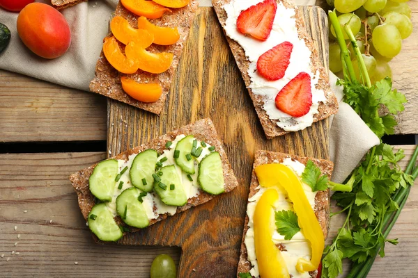 Bodegón con sándwiches vegetarianos sobre mesa de madera — Foto de Stock