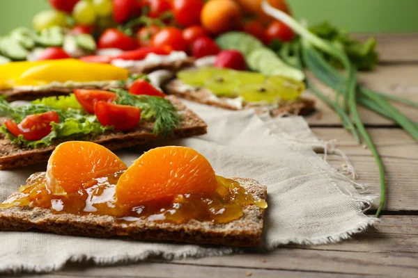 Bodegón con sándwiches vegetarianos sobre mesa de madera — Foto de Stock