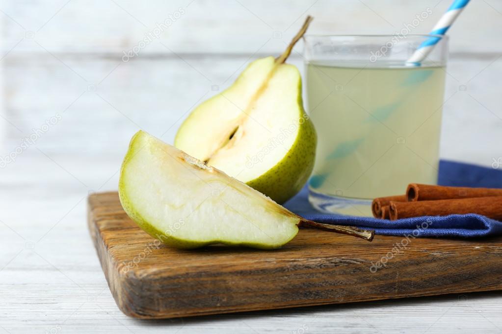 Pear juice with fresh fruits
