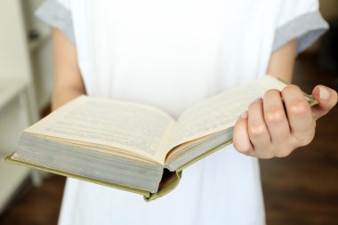 Kadın kitap okuyor.