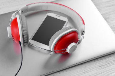 masa üstünde laptop ile kulaklıklar yakın çekim