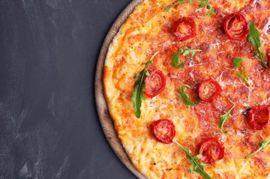 roka ve domates ahşap arka plan üzerinde pizza