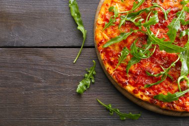 roka ahşap masa, closeup üzerinde pizza