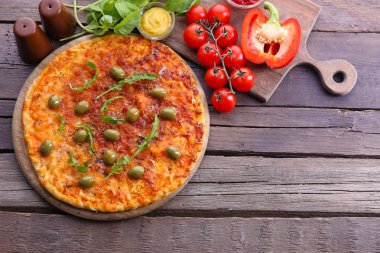 Tahta arka planda pizza.