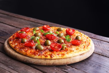 lezzetli pizza domates ile