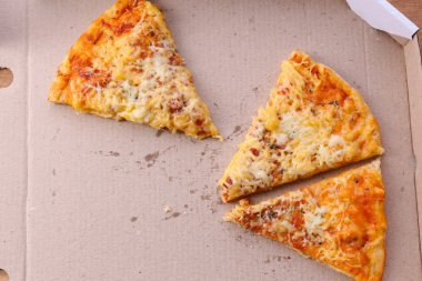 dilim pizza karton üzerine