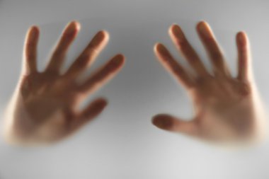 cam arkasında ellerini siluetleri