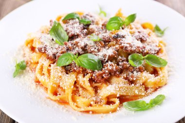 makarna bolognese parmesan ile