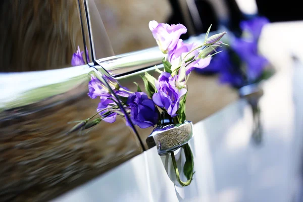 Auto da sposa decorata con fiori — Foto Stock