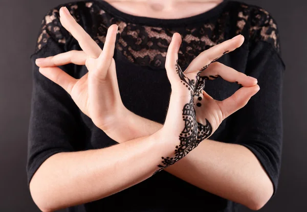 Hennè sulla mano femminile — Foto Stock