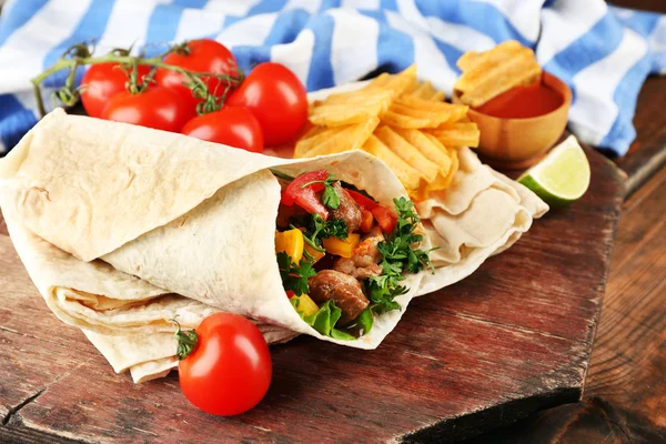 Hemmagjord burrito med grönsaker — Stockfoto