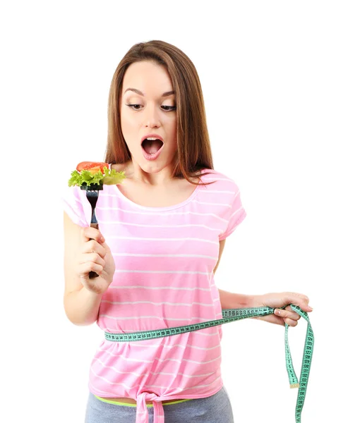 Mujer joven y saludable con verduras en tenedor y cinta métrica aislada en blanco — Foto de Stock