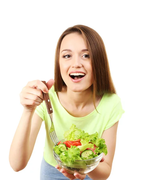 Jeune femme mince avec bol en verre de salade diète isolé sur blanc — Photo