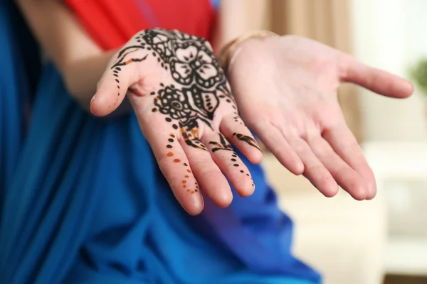 指甲花染料在女性手里，特写的形象 — 图库照片