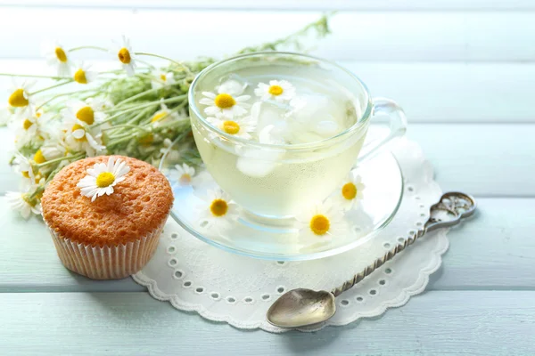Chamomile tea with chamomile flowers — Stock Photo, Image