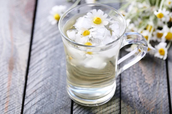 Chá de camomila com flores de camomila — Fotografia de Stock