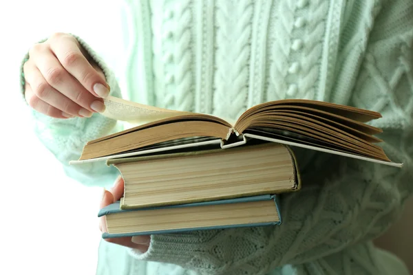 Woman reading book — Stock Photo, Image